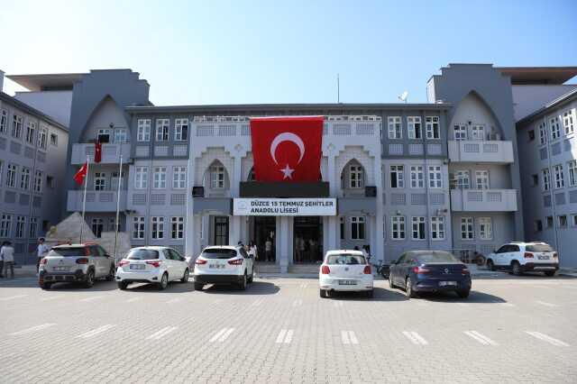 Düzce Valiliği geri adım attı! Tepki çeken isim değişikliği sonrası okula yeniden '15 Temmuz Şehitler Anadolu Lisesi' tabelası asıldı Düzce Valiliği geri adım attı! Tepki çeken isim değişikliği sonrası okula yeniden '15 Temmuz Şehitler Anadolu Lisesi' tabelası asıldı