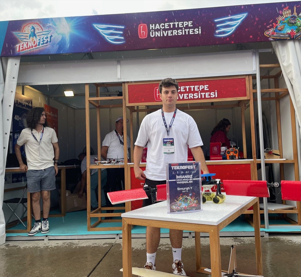 Hacettepe Üniversitesi İnsansız Hava Araçları Topluluğu tarafından tasarlanan portatif baz istasyonu dronu TEKNOFEST İzmir'de tanıtıldı