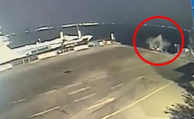 Dikkatsizliği canına mal oluyordu! Feribota binmek isteyen araç denize uçtu Dikkatsizliği canına mal oluyordu! Feribota binmek isteyen araç denize uçtu