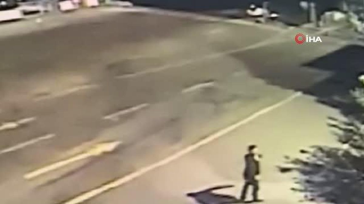 Hafif Ticari Araç İskeleden Denize Uçtu