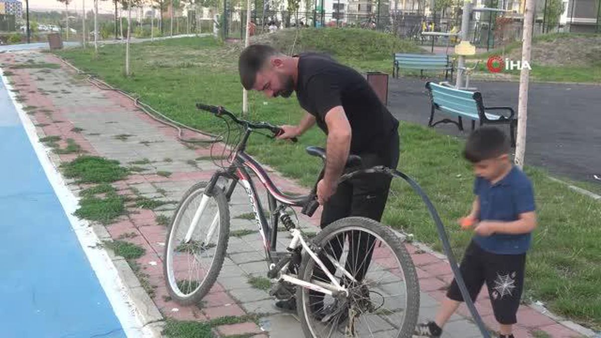Hayalindeki arabayı atık malzemelerden tasarladı