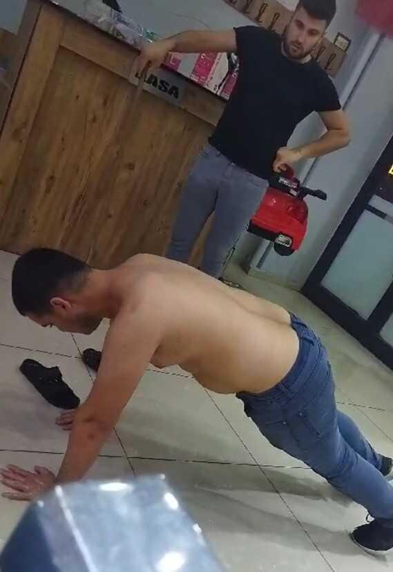 Iğdır'da çıraklarını yarı çıplak süründürüp şınav çektiren berber gözaltına alındı