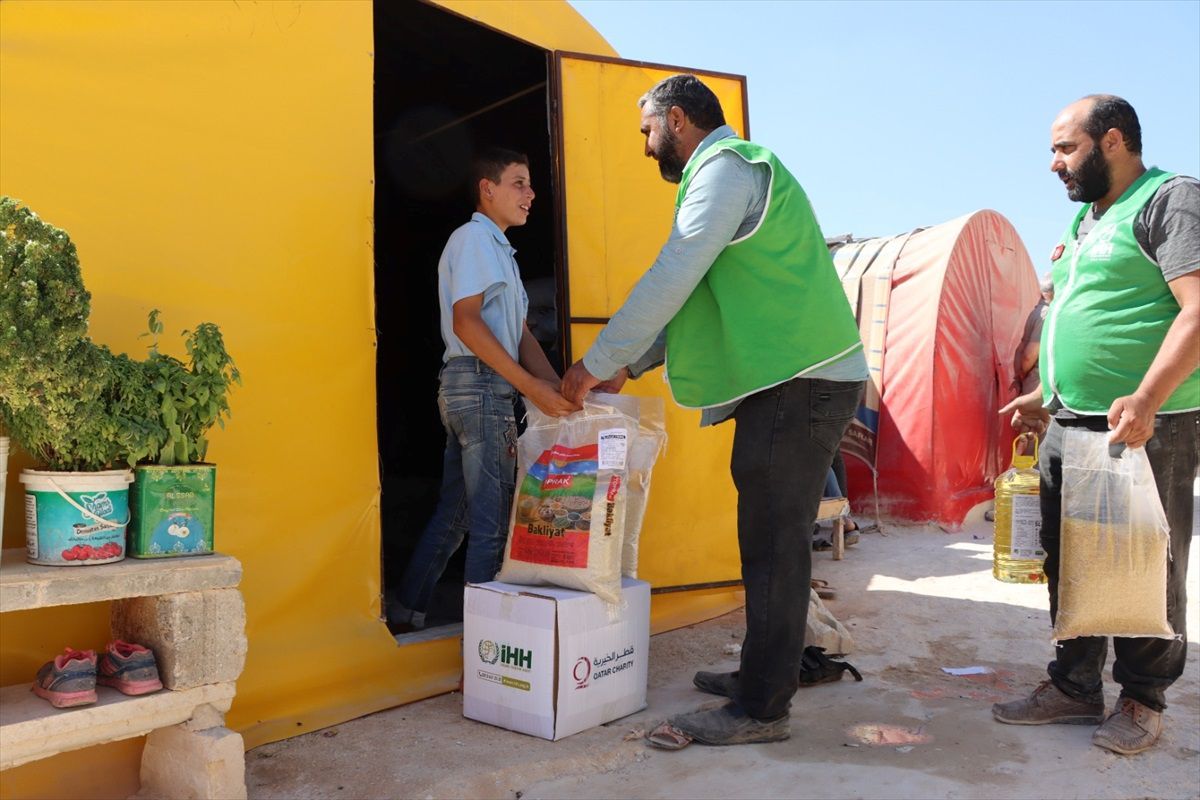 İHH ve Katar Charity, Cinderes'teki depremzedelere gıda yardımı yaptı