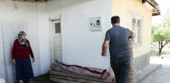 Kayseri'de Muhtar Engelli ve İhtiyaç Sahibi Ailelerin Halılarını Ücretsiz Yıkatıyor