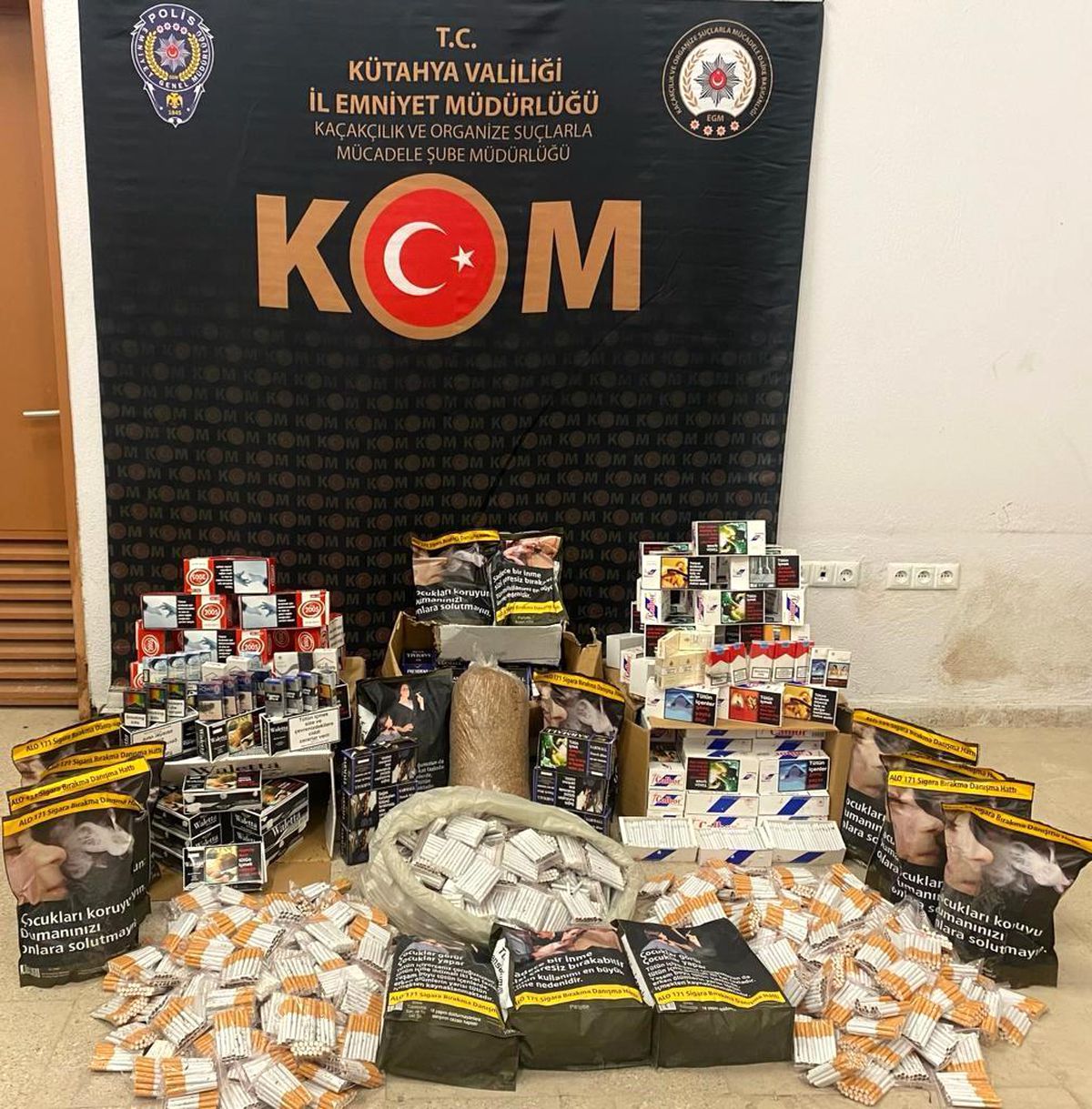 Kütahya'da Kaçak Tütün ve Dolu Makaron Ele Geçirildi