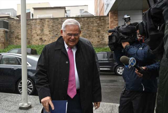 Rüşvet almakla suçlanan ABD'li senatör Bob Menendez 100 bin dolar kefaletle serbest bırakıldı Rüşvet almakla suçlanan ABD'li senatör Bob Menendez 100 bin dolar kefaletle serbest bırakıldı
