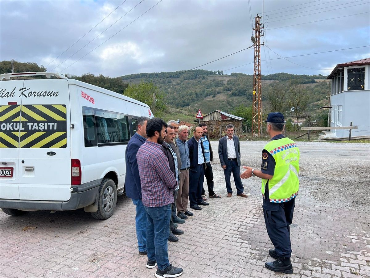 Samsun Jandarma Komutanlığı Okul Servisi Sürücülerine Trafik Eğitimi Verdi