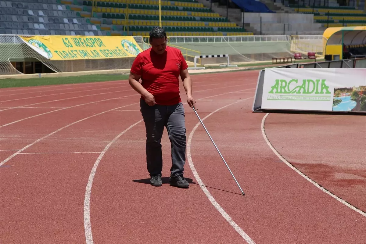 Şanlıurfalı görme engelli Mustafa Gezen gülle atma sporuyla sosyalleşti