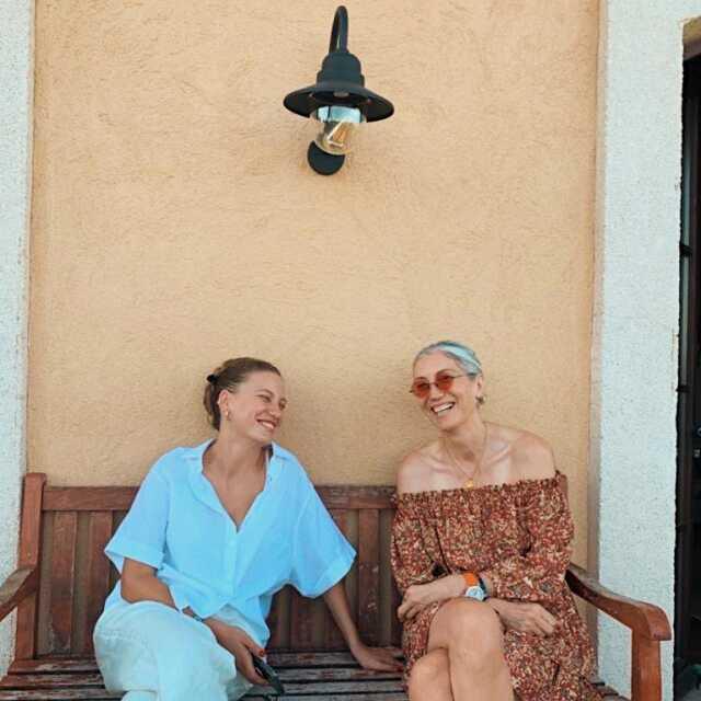 Serenay Sarıkaya'nın annesi, Cansu Tosun'un evli babasıyla görüntülendi Serenay Sarıkaya'nın annesi, Cansu Tosun'un evli babasıyla görüntülendi