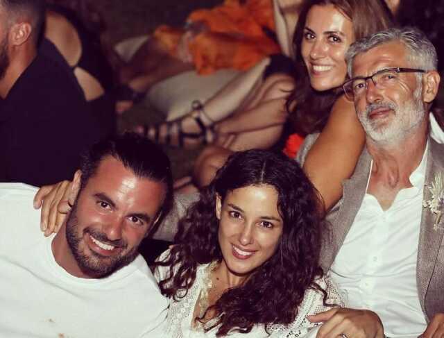 Serenay Sarıkaya'nın annesi, Cansu Tosun'un evli babasıyla görüntülendi Serenay Sarıkaya'nın annesi, Cansu Tosun'un evli babasıyla görüntülendi