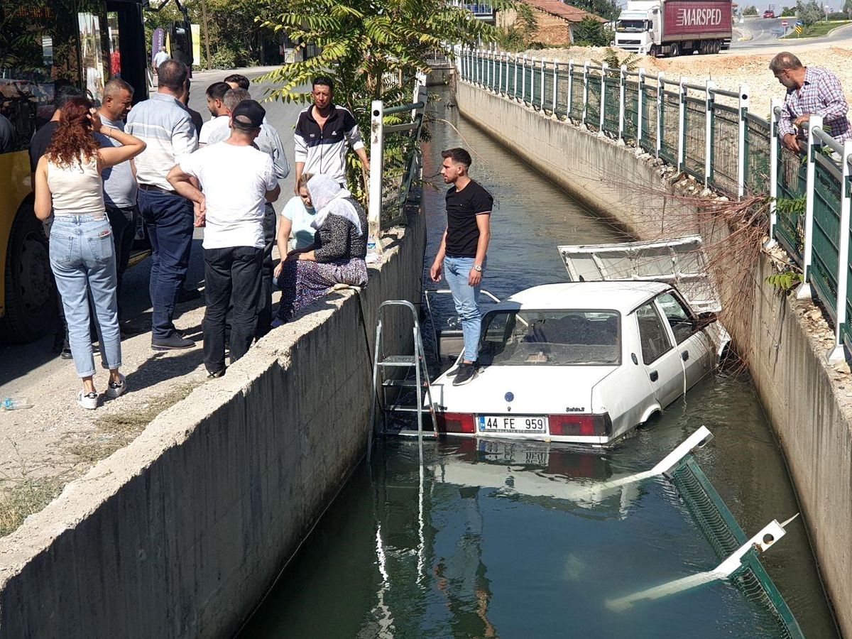 Malatya'da Otomobil Sulama Kanalına Düştü