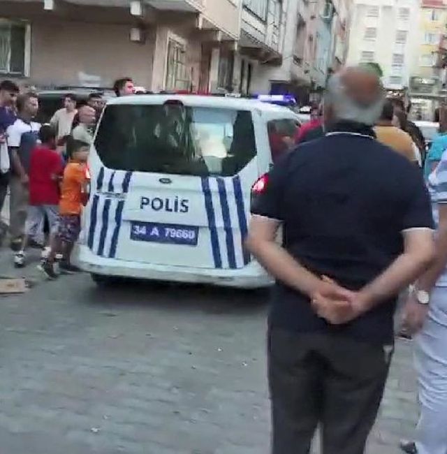 Kadının fotoğraflarını gizlice çeken sapık, mahalleliden dayak yedi