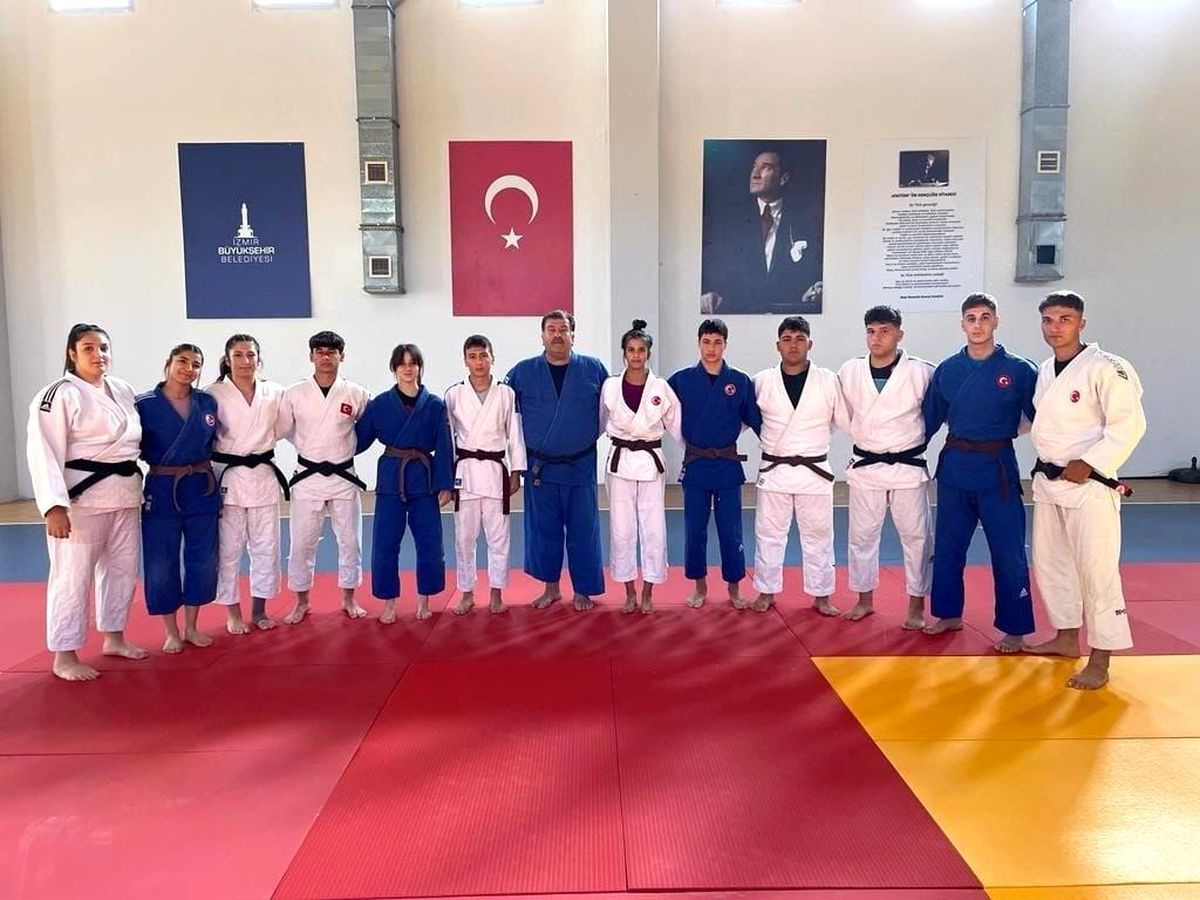 Yunusemre Belediyespor Ümitler Mix Judo Takımı İzmir'de Kamp Yapıyor