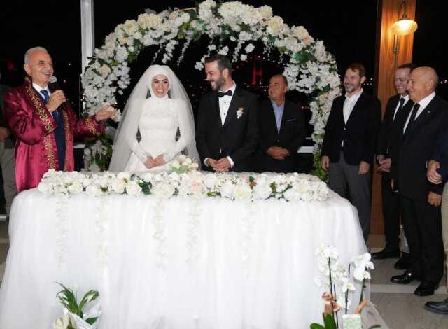 Berat Albayrak, aylar sonra düğünde görüntülendi Berat Albayrak, aylar sonra düğünde görüntülendi