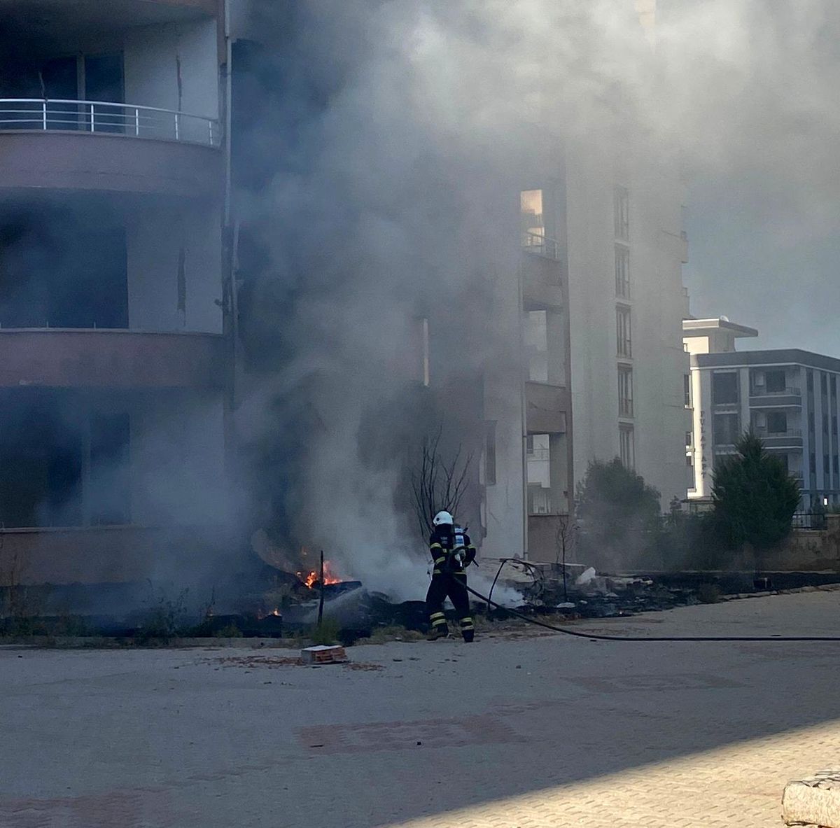 Adıyaman'da Bir Binanın Girişinde Araç Lastikleri Yakıldı
