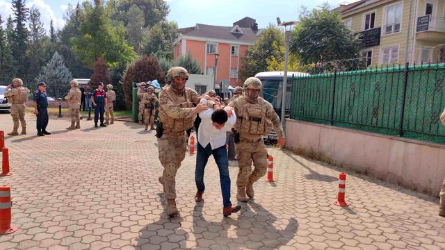 Terkinciler çetesi üyeleri adliyeye getirilirken gazetecilere ayakkabılarını fırlatıp, 'Çok güzel reklam yaptınız bizi' dedi