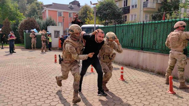 Terkinciler çetesi üyeleri adliyeye getirilirken gazetecilere ayakkabılarını fırlatıp, 'Çok güzel reklam yaptınız bizi' dedi