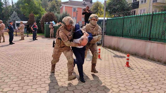 Terkinciler çetesi üyeleri adliyeye getirilirken gazetecilere ayakkabılarını fırlatıp, 'Çok güzel reklam yaptınız bizi' dedi