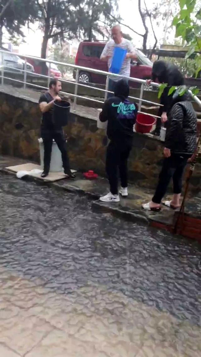 Büyükçekmece'de sağanak yağış sonrası yollar göle döndü