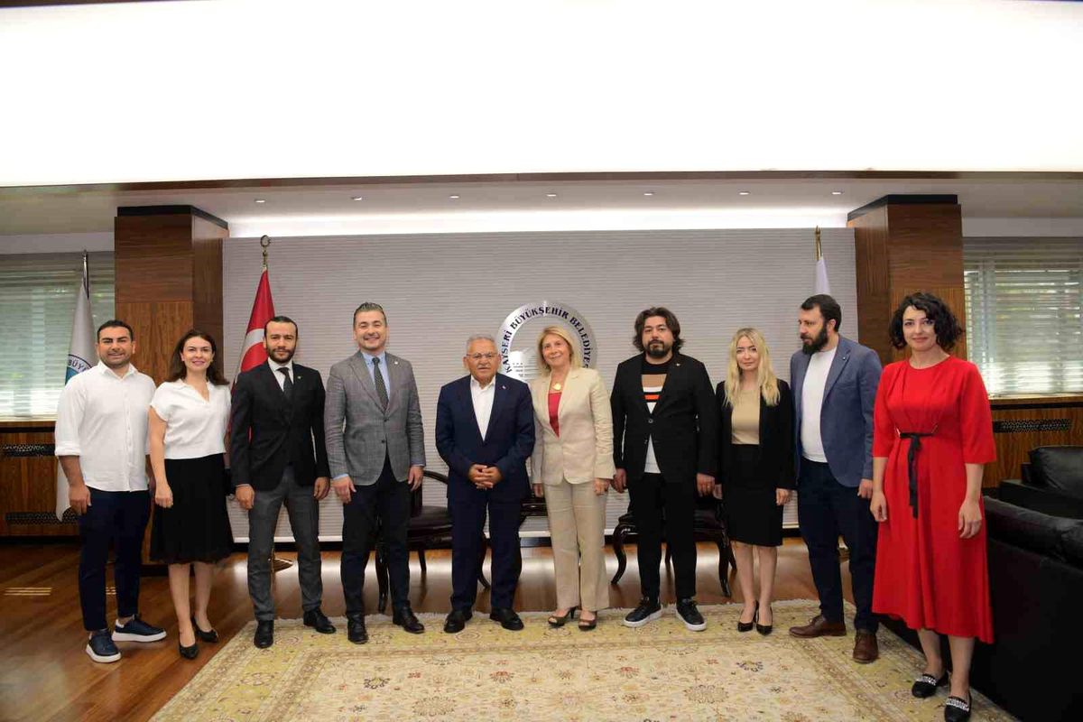 Kayseri Büyükşehir Belediye Başkanı Dr. Memduh Büyükkılıç, Kayseri Eczacı Odası Başkanı Uğur Nuri Akın'ı kabul etti