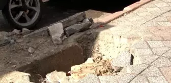 Fatih'te Sürücü Kontrolden Çıkarak Park Halindeki Araçların Üzerine Çıktı