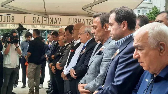 Gazeteci Hıfzı Topuz Son Yolculuğuna Uğurlandı Gazeteci Hıfzı Topuz Son Yolculuğuna Uğurlandı