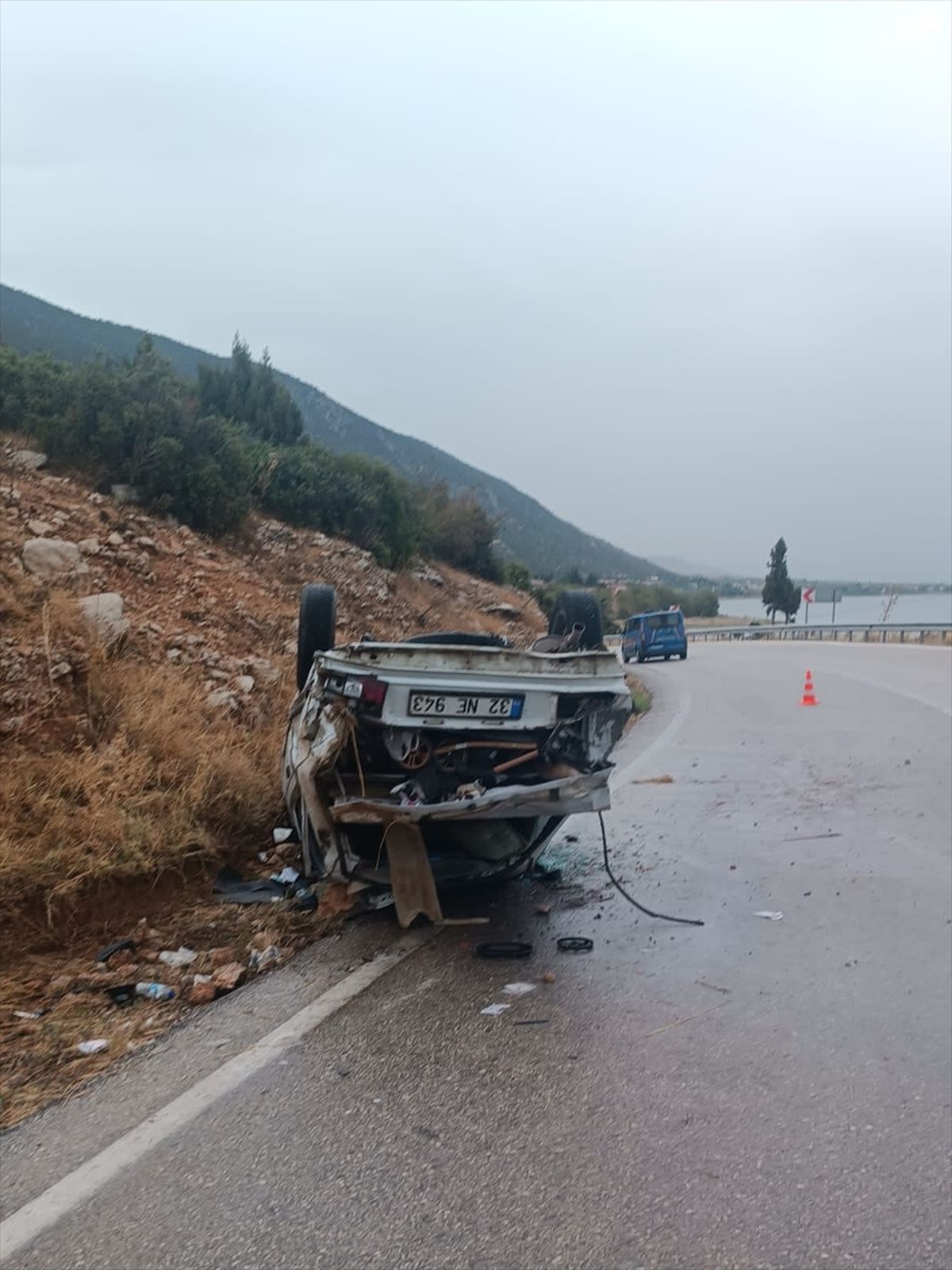 Isparta'da otomobil devrildi: 1 ölü, 5 yaralı