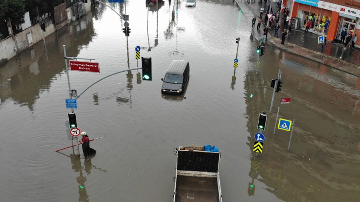 İstanbul'a uyarılar peş peşe geldi: Kuvvetli yağış pazartesi gününe kadar