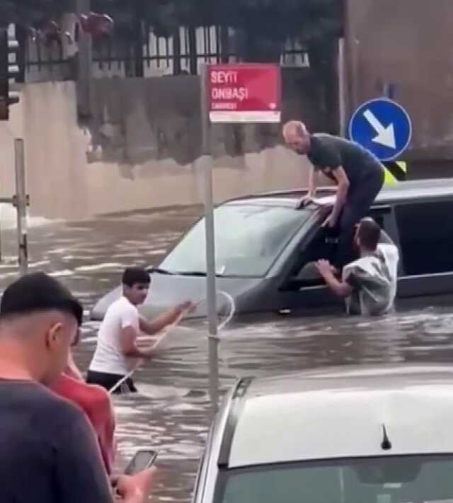 İstanbul'a uyarılar peş peşe geldi: Yağış sabah saatlerine kadar sürecek