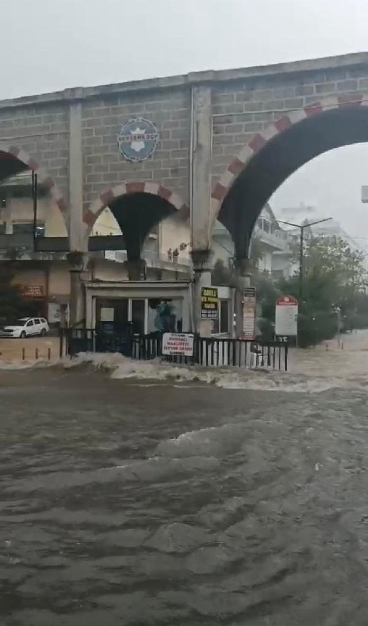 İstanbul'da sağanak yağış nedeniyle yollar göle döndü