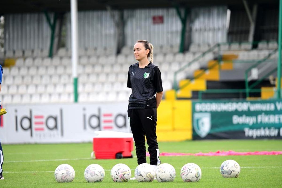 Manisa'da Lisanslı Kadın Futbol Antrenörü Hacer Tilki