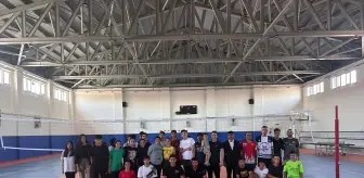 Kaymakam Karataş, öğrencilerle voleybol oynadı