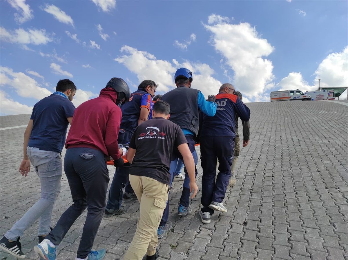 Kayseri'de Yamaç Paraşütü Kazası: 2 Kadın Yaralandı