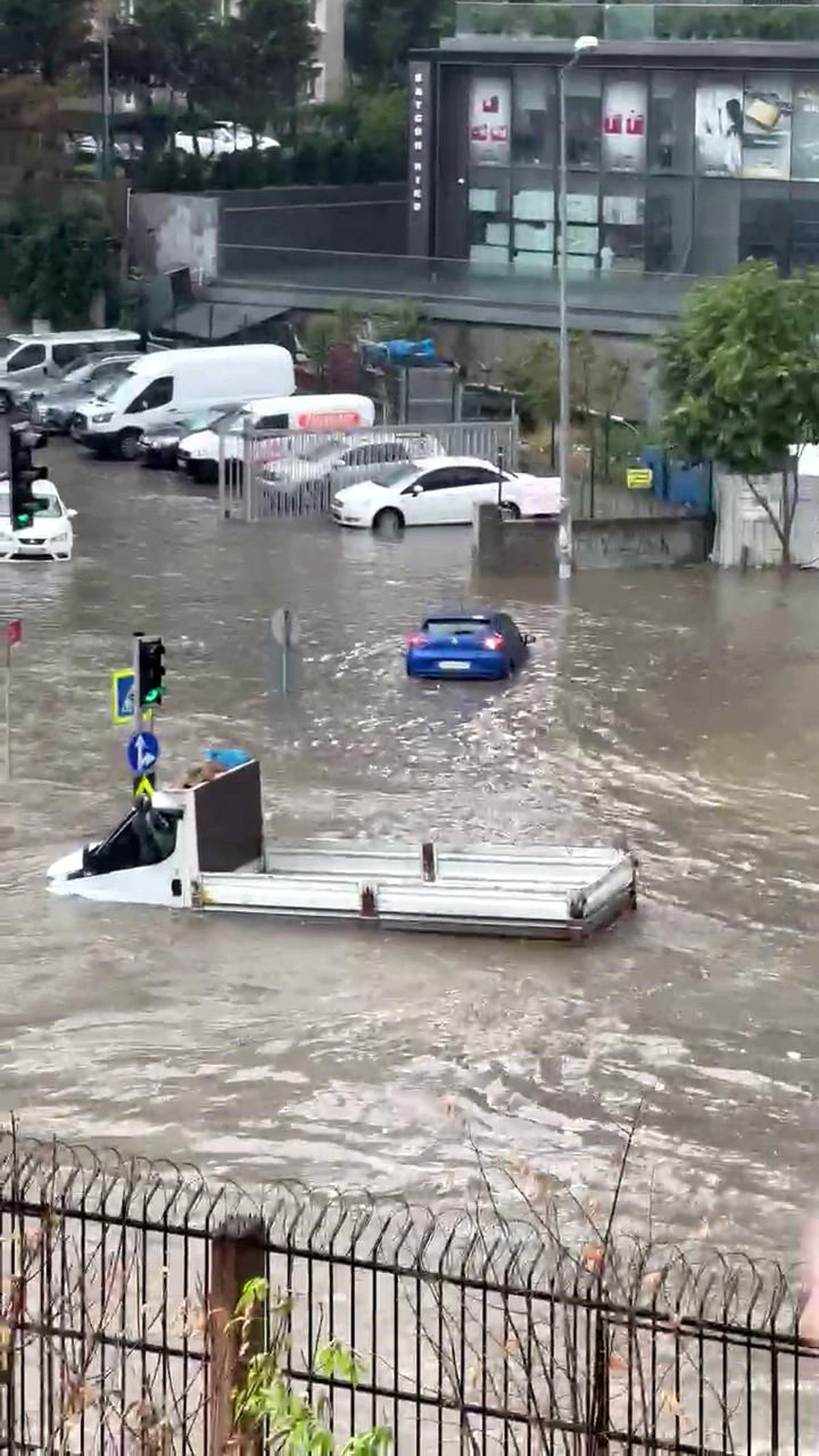 Küçükçekmece ve Başakşehir'de araçlar suya gömüldü