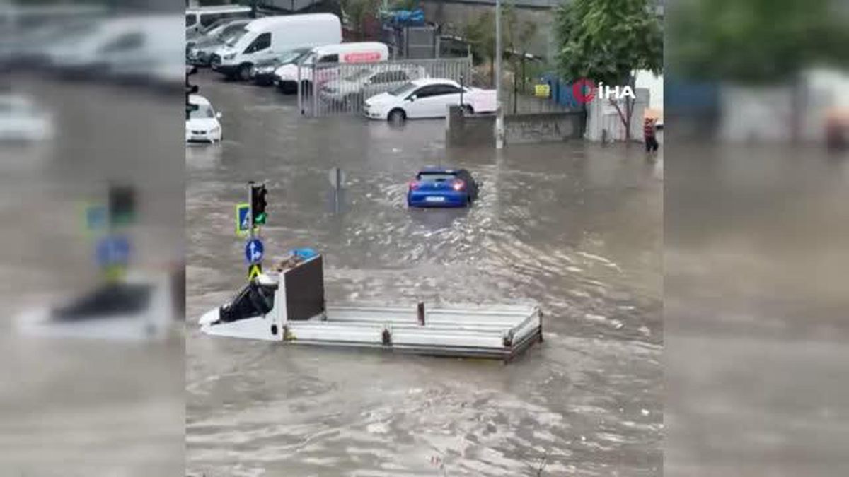 İstanbul'da Sağanak Yağış Su Baskınlarına Neden Oldu