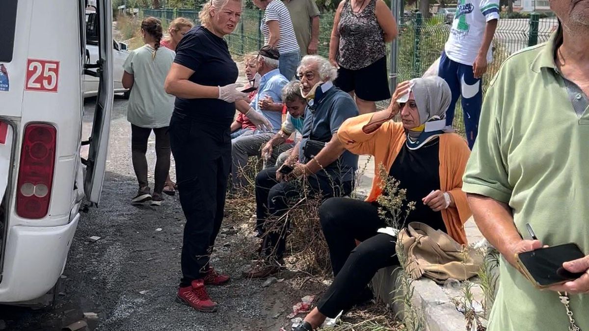 Kuşadası'nda Otomobil Minibüse Çarptı: 6 Yaralı
