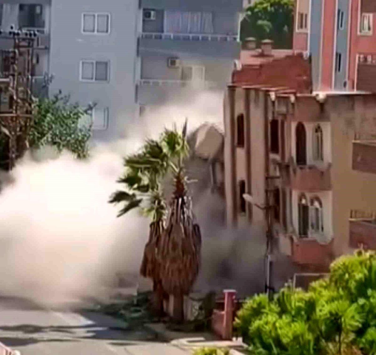 Depremin vurduğu Hatay'da 5 katlı bina yıkım esnasında çöktü