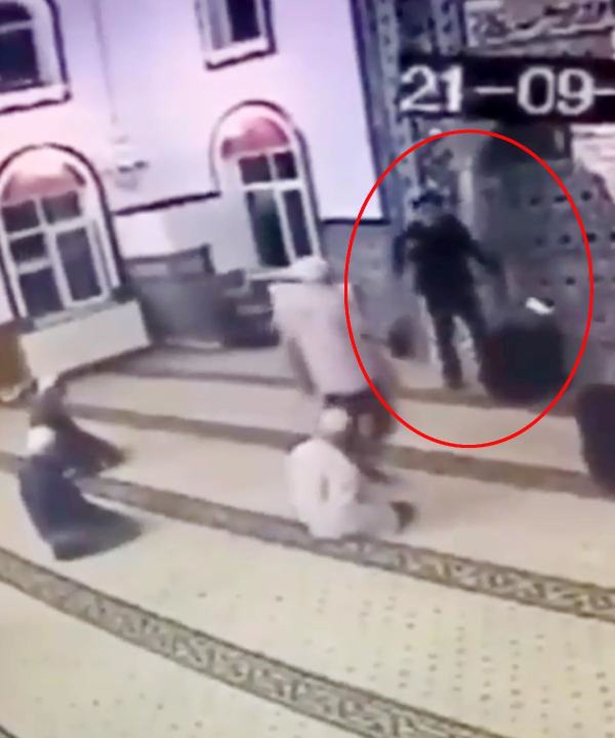 Camide İmama Bağıran Kişi Hakkında Soruşturma Başlatıldı