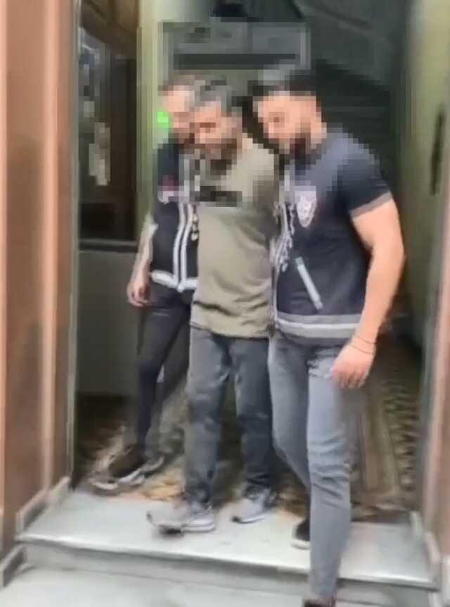 Saldırı anı anbean kamerada! Oyuncu Ufuk Bayraktar'ın kafesinde 3 kişiyi yaralayan silahlı saldırgan yakalandı Saldırı anı anbean kamerada! Oyuncu Ufuk Bayraktar'ın kafesinde 3 kişiyi yaralayan silahlı saldırgan yakalandı