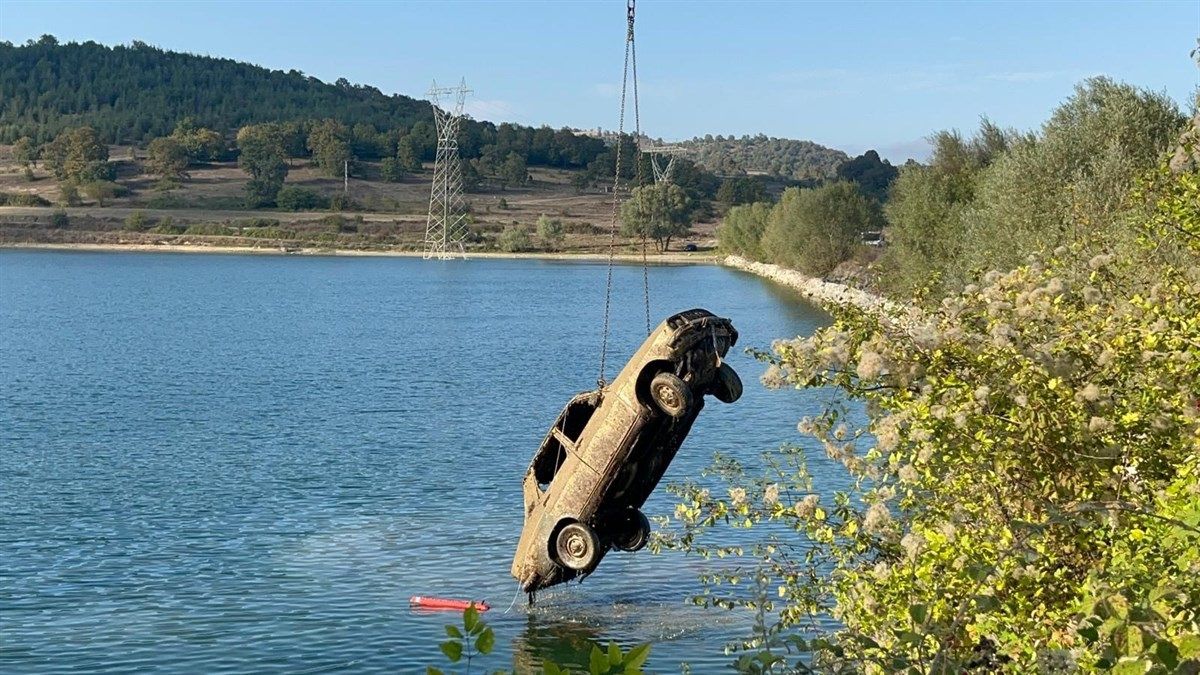 Samsun'da Çalıntı Otomobil Göletten Çıkarıldı