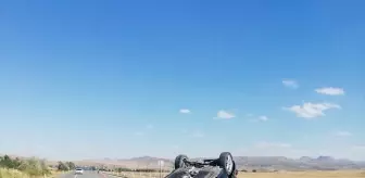 Sivas'ın Şarkışla ilçesinde otomobil devrildi, 2 kişi yaralandı