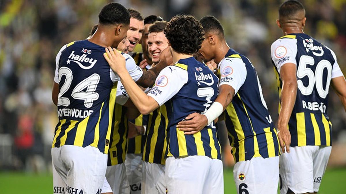 Son Dakika: Kanarya ilk yarıda fişi çekti! Süper Lig'in 3. hafta erteleme maçında Fenerbahçe, RAMS Başakşehir'i 4-0 mağlup etti