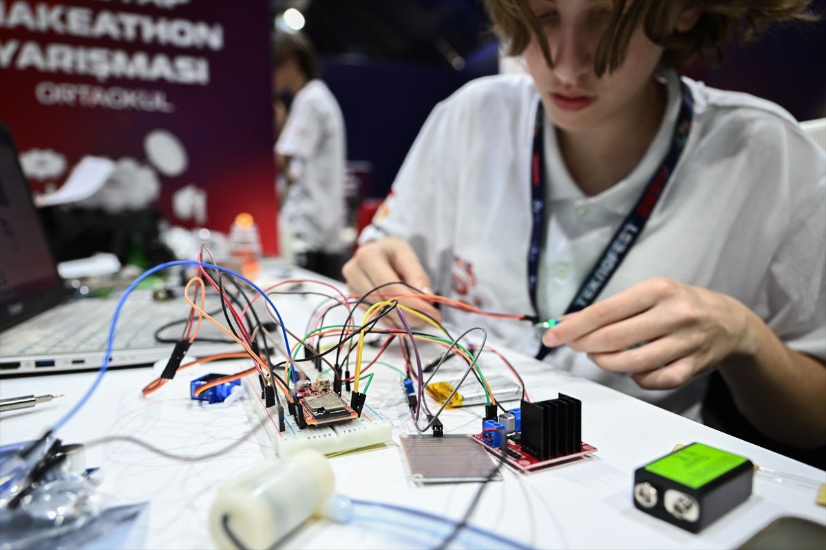 TEKNOFEST İzmir'de Deneyap Makeathon Yarışması Başladı