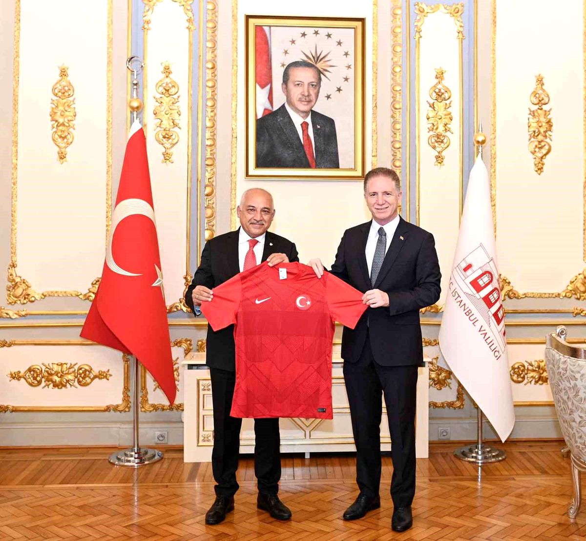 TFF Başkanı Mehmet Büyükekşi, İstanbul Valisi Davut Gül'e ziyarette bulundu