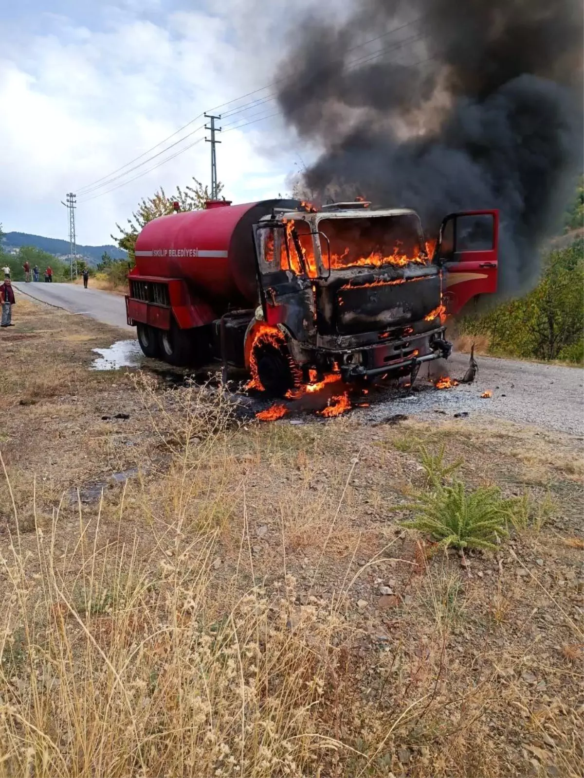 İskilip Belediyesi'ne ait itfaiye aracı yangında yandı
