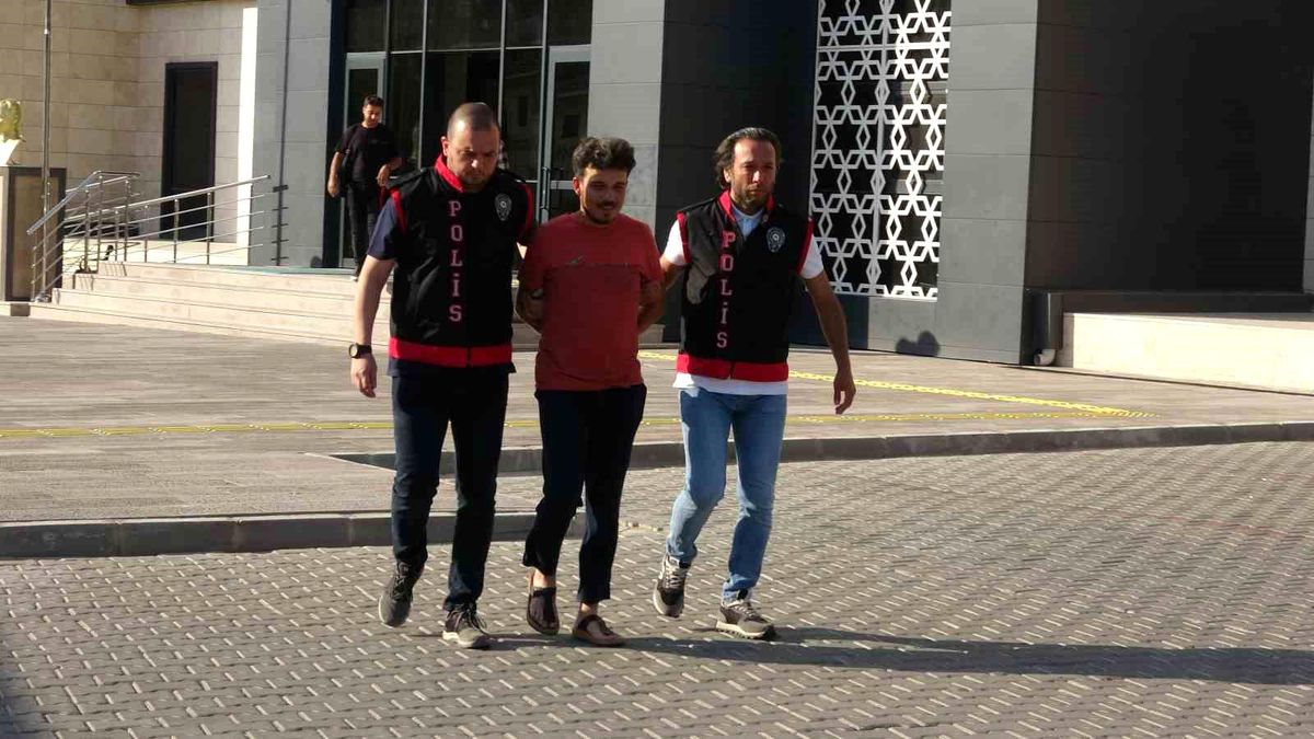 Çanakkale'de AK Parti Seçim İrtibat Ofisine Saldırı