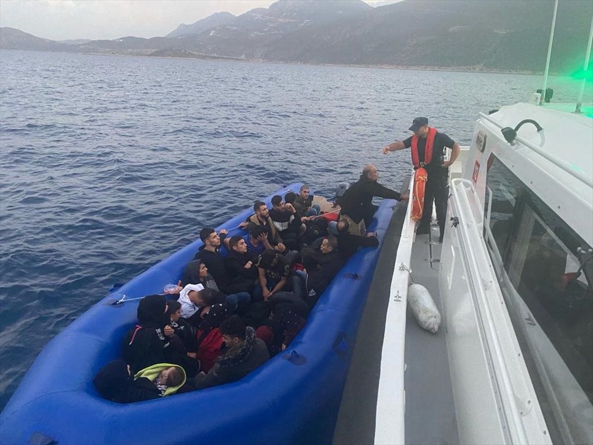 Yunanistan unsurlarınca Türk kara sularına itilen 24 düzensiz göçmen kurtarıldı