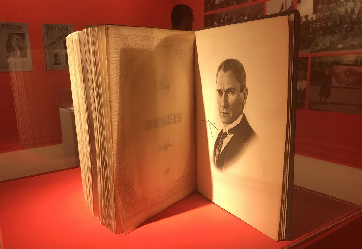 Antalya'da Rus ressamdan 'Kurtuluştan Kuruluşa 100 Yıllık Cumhuriyet' sergisi