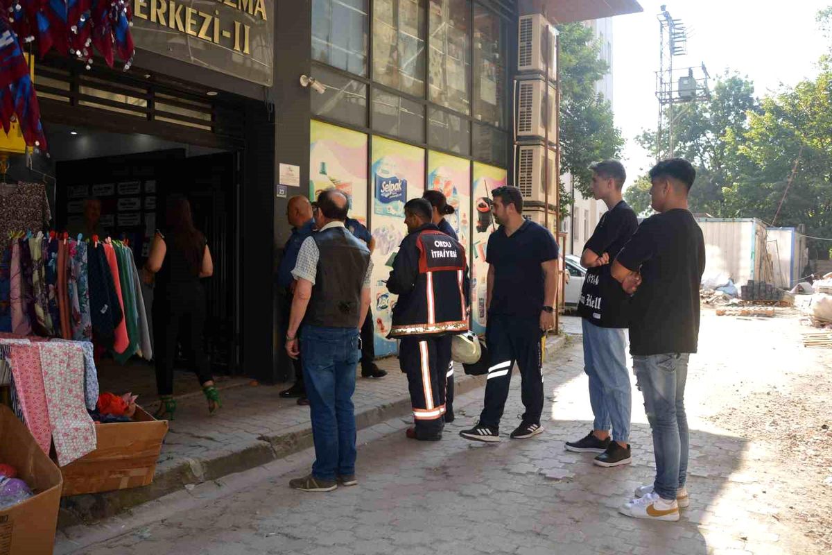 Ünye'de İş Merkezi Asansöründe Mahsur Kalan 4 Kişi Kurtarıldı