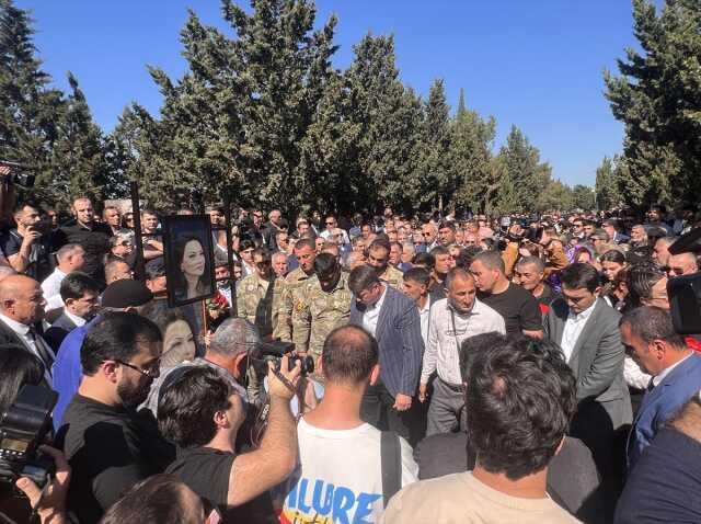 Azerbaycan Milletvekili Ganire Paşayeva'nın cenazesi toprağa verildi Azerbaycan Milletvekili Ganire Paşayeva'nın cenazesi toprağa verildi